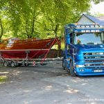 8KR Segelyacht auf dem Trailer und Scania Zugmaschine auf dem Werftgelände der Bootswerft Baumgart. Nach erfolgter Restauration bereit zum Rücktransport in den Heimathafen nach Kiel an der Ostsee