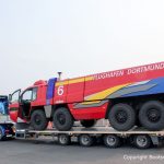 Transport eines FLF Panther Löschfahrzeugs für den Flughafen Dortmund durch Bootswerft Baumgart