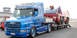 Transport eines FLF Panther Löschfahrzeugs für den Flughafen Dortmund durch Bootswerft Baumgart