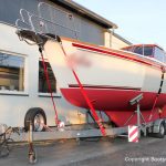 Vilm 106 Motoryacht nach durchgeführtem Refit verzurrt auf dem Trailer auf dem Werftgelände der Bootswerft Baumgart in Dortmund