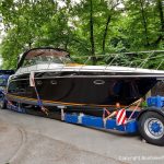 Ankunft einer Motoryacht auf dem Tiefladerauflieger in der Bootswerft Baumgart in Dortmund
