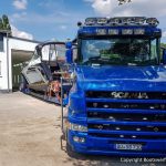 Die Scania Zugmaschine rangiert die Motoryacht in die Lackierhalle der Bootswerft Baumgart in Dortmund