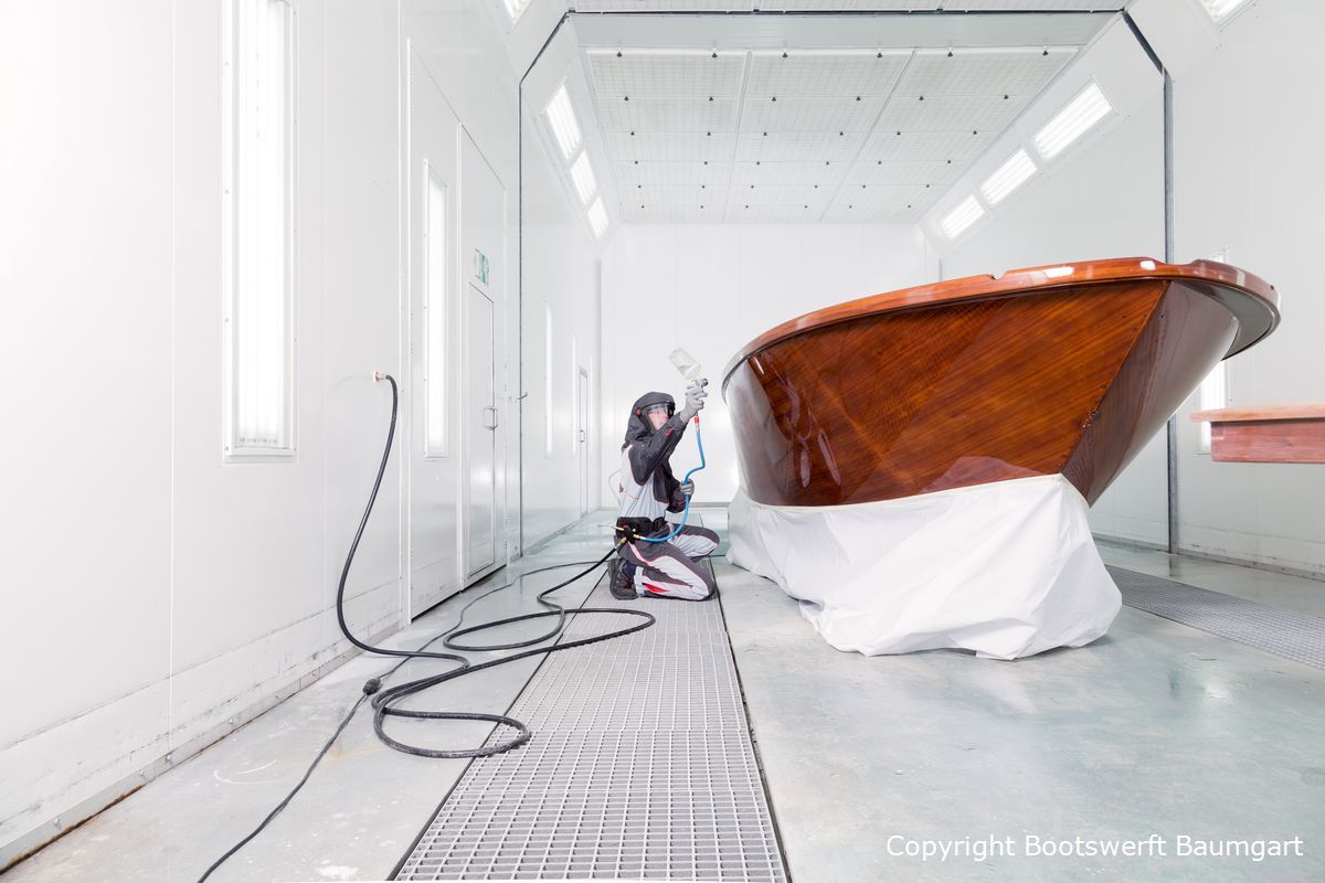 Lackierung eines Holz Motorboots in der Lackierhalle der Bootswerft Baumgart in Dortmund