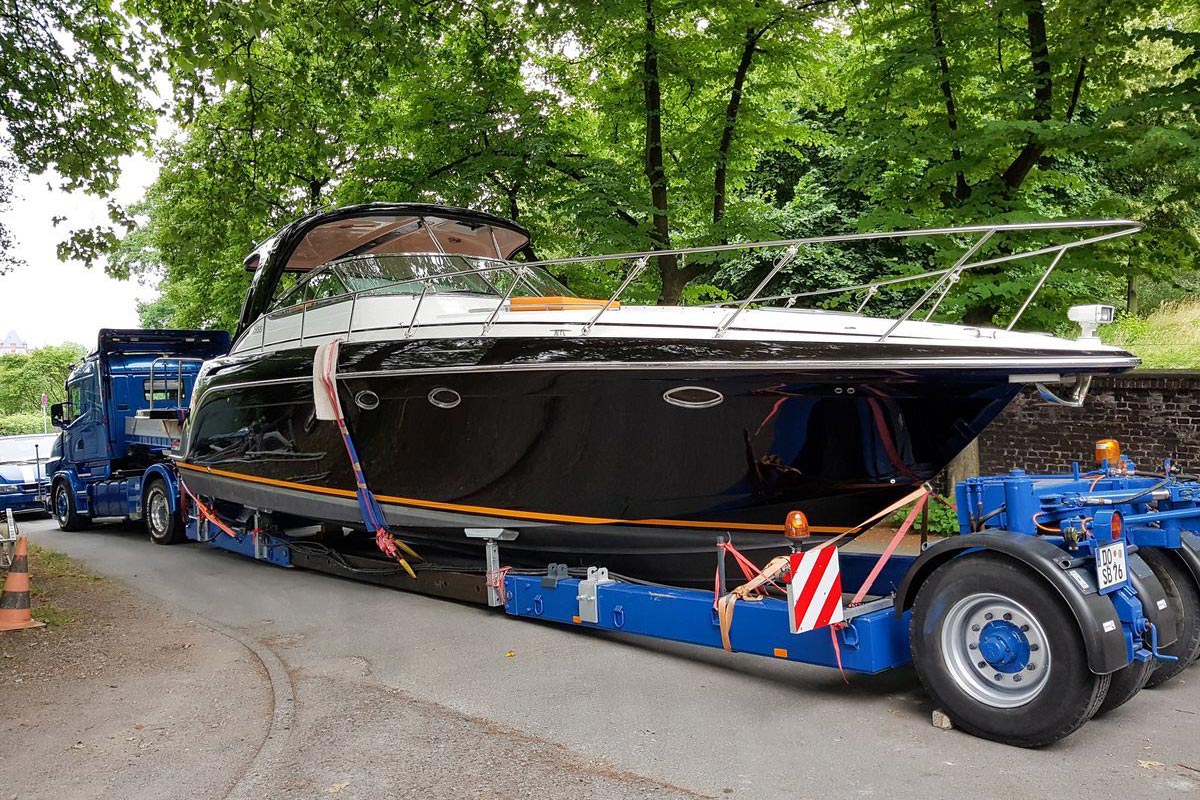 Bootstransport einer Motoryacht auf einem Tiefladerauflieger durch die Bootswerft Baumgart in Dortmund