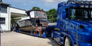 Fertig lackierte Motoryacht
