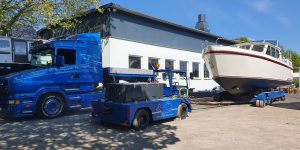 Lackierte Stahlyacht auf Werftgelände