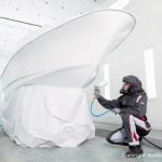 Stefan Baumgart in Schutzkleidung bei Bootslackierarbeiten in der Lackierkabine der Bootswerft Baumgart in Dortmund