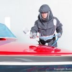 Stefan Baumgart in Schutzkleidung bei Bootslackierarbeiten in der Lackierkabine der Bootswerft Baumgart in Dortmund