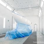 Weisse Segelyacht in der in der Lackierkabine der Bootswerft Baumgart in Dortmund