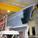Schleifarbeiten auf der Steuerbordseite der Comfortina 38 Segelyacht in der Werfthalle der Bootswerft Baumgart in Dortmund