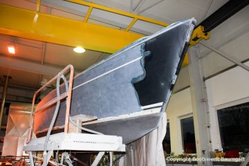 Schleifarbeiten auf der Steuerbordseite der Comfortina 38 Segelyacht in der Werfthalle der Bootswerft Baumgart in Dortmund