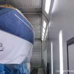 Fertig geschliffene Comfortina 38 Segelyacht vor der Lackierung in der grossen Lackierkabine der Bootswerft Baumgart in Dortmund. Das Unterwasserschiff und das Deck sind bereits mit Papier abgedeckt.