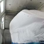 Der Rumpf der Comfortina 38 Segelyacht ist jetzt weiss grundiert in der Lackierkabine der Bootswerft Baumgart in Dortmund