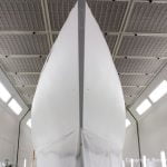Der Rumpf der Comfortina 38 Segelyacht ist jetzt weiss grundiert in der Lackierkabine der Bootswerft Baumgart in Dortmund