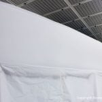 Der Rumpf der Comfortina 38 Segelyacht ist jetzt weiss grundiert in der Lackierkabine der Bootswerft Baumgart in Dortmund