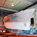 Die Grundierung der Comfortina 38 Segelyacht ist jetzt angeschliffen. In der Werfthalle der Bootswerft Baumgart in Dortmund
