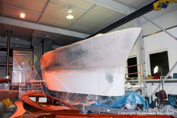 Die Grundierung der Comfortina 38 Segelyacht ist jetzt angeschliffen. In der Werfthalle der Bootswerft Baumgart in Dortmund