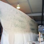 Die Grundierung der Comfortina 38 Segelyacht ist jetzt angeschliffen. In der Werfthalle der Bootswerft Baumgart in Dortmund