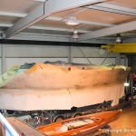 Ausbesserungsarbeiten am Rumpf der Comfortina 38 Segelyacht in der Werfthalle der Bootswerft Baumgart in Dortmund