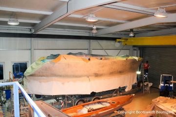 Ausbesserungsarbeiten am Rumpf der Comfortina 38 Segelyacht in der Werfthalle der Bootswerft Baumgart in Dortmund