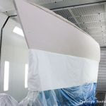 Comfortina 38 Segelyacht fertig vorbereitet zur Lackierung des Rumpfs in der Lackierkabine der Bootswerft Baumgart in Dortmund