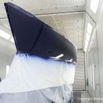 Erste Lackschicht in dunkelblau auf der Comfortina 38 Segelyacht. Backbordseite in der Lackierkabine der Bootswerft Baumgart in Dortmund