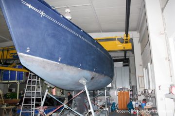 Vorbereitung zur Lackierung des Zierstreifens an der Backbordseite in der Werfthalle der Bootswerft Baumgart in Dortmund