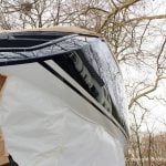 Heckansicht mit Wasserpass der fertig lackierten Comfortina 38 auf dem Werftgelände der Bootswerft Baumgart in Dortmund