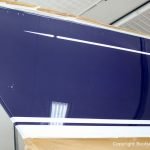 Backbord Seitenansicht mit Wasserpass der fertig lackierten Comfortina 38 in der grossen Lackierkabine der Bootswerft Baumgart in Dortmund