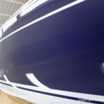 Backbord Seitenansicht der fertig lackierten Comfortina 38 in der grossen Lackierkabine der Bootswerft Baumgart in Dortmund