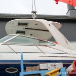 Demontage des Dachs einer Formula 40 PC Motoryacht auf dem Werftgelände der Bootswerft Baumgart in Dortmund