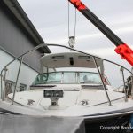 Demontage des Dachs einer Formula 40 PC Motoryacht auf dem Werftgelände der Bootswerft Baumgart in Dortmund