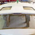 Vorbereitungen des Dachs einer Formula 40 PC Motoryacht in der Werfthalle der Bootswerft Baumgart in Dortmund