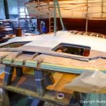 Vorbereitungen für die Lackierung des Dachs einer Formula 40 PC Motoryacht mit Effecktlack in der Werfthalle der Bootswerft Baumgart in Dortmund
