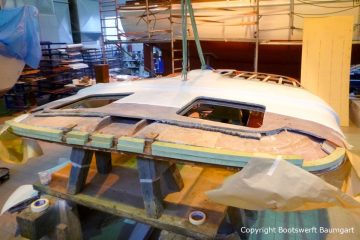 Vorbereitungen für die Lackierung des Dachs einer Formula 40 PC Motoryacht mit Effecktlack in der Werfthalle der Bootswerft Baumgart in Dortmund