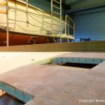 Vorbereitungen für die Lackierung des Dachs einer Formula 40 PC Motoryacht mit Effecktlack in der Werfthalle der Bootswerft Baumgart in Dortmund