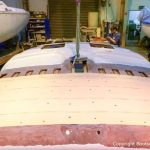 Vorbereitungen für die Lackierung des Dachs einer Formula 40 PC Motoryacht mit Effecktlack in der Werfthalle der Bootswerft Baumgart in Dortmund