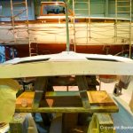Vorbereitungen für die Lackierung des Dachs einer Formula 40 PC Motoryacht mit Effecktlack in der Werfthalle der Bootswerft Baumgart in Dortmund