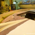 Vorbereitungen für die Lackierung des Dachs einer Formula 40 PC Motoryacht mit Effecktlack in der Werfthalle der Bootswerft Baumgart in Dortmund