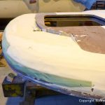 Spachtel- und Schleifarbeiten am Dach einer Formula 40 PC Motoryacht in der Werfthalle der Bootswerft Baumgart in Dortmund