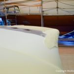 Spachtel- und Schleifarbeiten am Dach einer Formula 40 PC Motoryacht in der Werfthalle der Bootswerft Baumgart in Dortmund