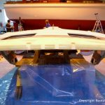 Spachtel- und Schleifarbeiten am Dach einer Formula 40 PC Motoryacht in der Werfthalle der Bootswerft Baumgart in Dortmund