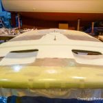 Laminierungen am Dach einer Formula 40 PC Motoryacht mit Effecktlack in der Werfthalle der Bootswerft Baumgart in Dortmund