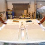 Laminierungen am Dach einer Formula 40 PC Motoryacht mit Effecktlack in der Werfthalle der Bootswerft Baumgart in Dortmund