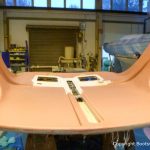 Grundierung für die Dach Lackierung einer Formula 40 PC Motoryacht mit Effecktlack in der Werfthalle der Bootswerft Baumgart in Dortmund