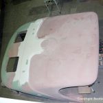 Schleifarbeiten für die Dach Lackierung einer Formula 40 PC Motoryacht mit Effecktlack in der Werfthalle der Bootswerft Baumgart in Dortmund