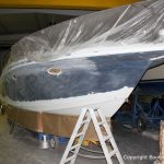 Schleifarbeiten für die Bootslackierung einer Formula 40 PC Motoryacht mit Effecktlack in der Werfthalle der Bootswerft Baumgart in Dortmund