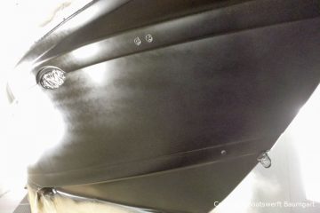 Bootslackierung einer Formula 40 PC Motoryacht mit Effecktlack in der Lackierkabine der Bootswerft Baumgart in Dortmund