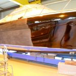 Vorbereitungen zur Bootslackierung einer Formula 40 PC Motoryacht mit Effecktlack in der Werfthalle der Bootswerft Baumgart in Dortmund