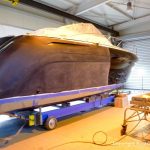 Vorbereitungen zur Bootslackierung einer Formula 40 PC Motoryacht mit Effecktlack in der Werfthalle der Bootswerft Baumgart in Dortmund